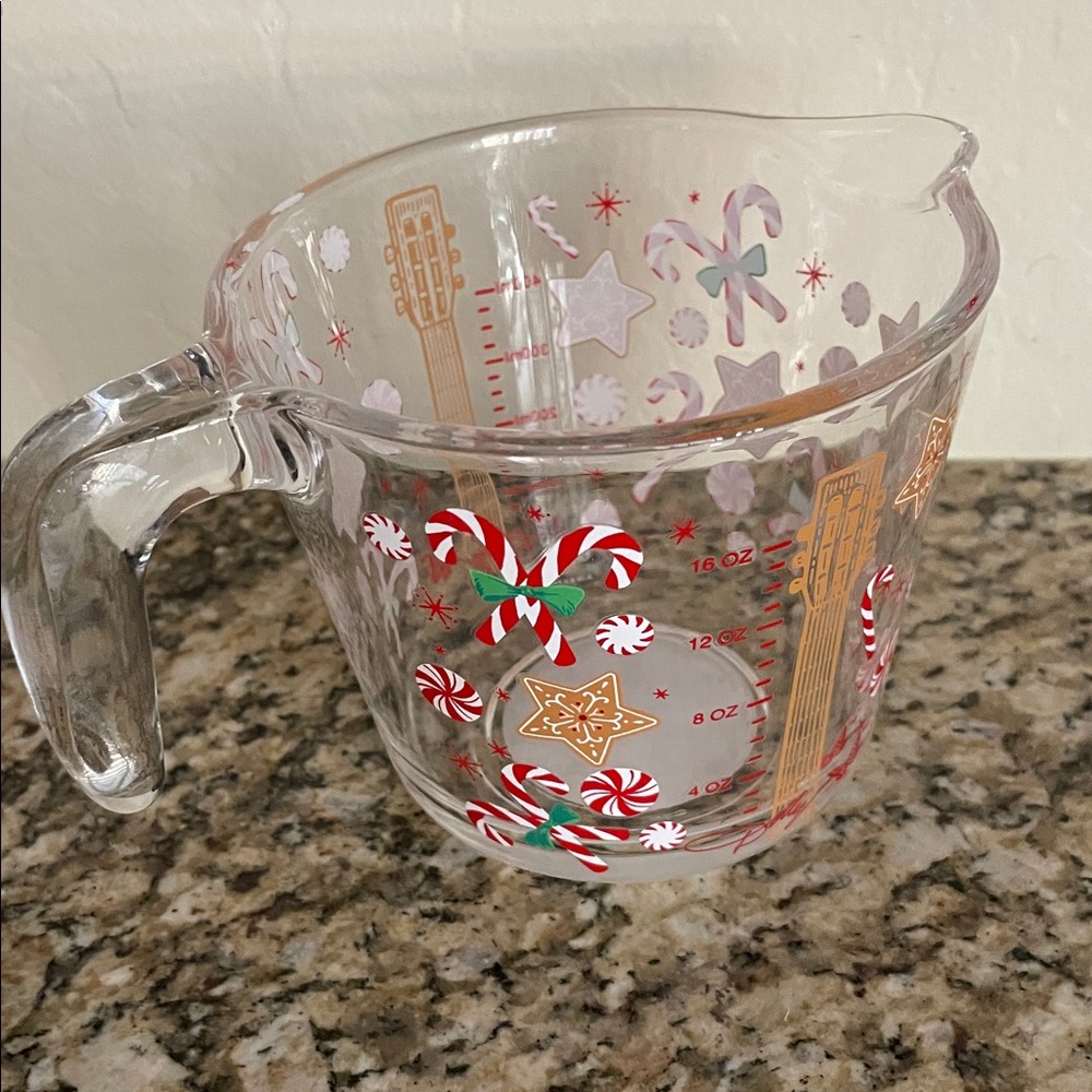 DG Dolly Parton 2 Cup Glass Christmas Measuring Cup NEW - Picture 3 of 3